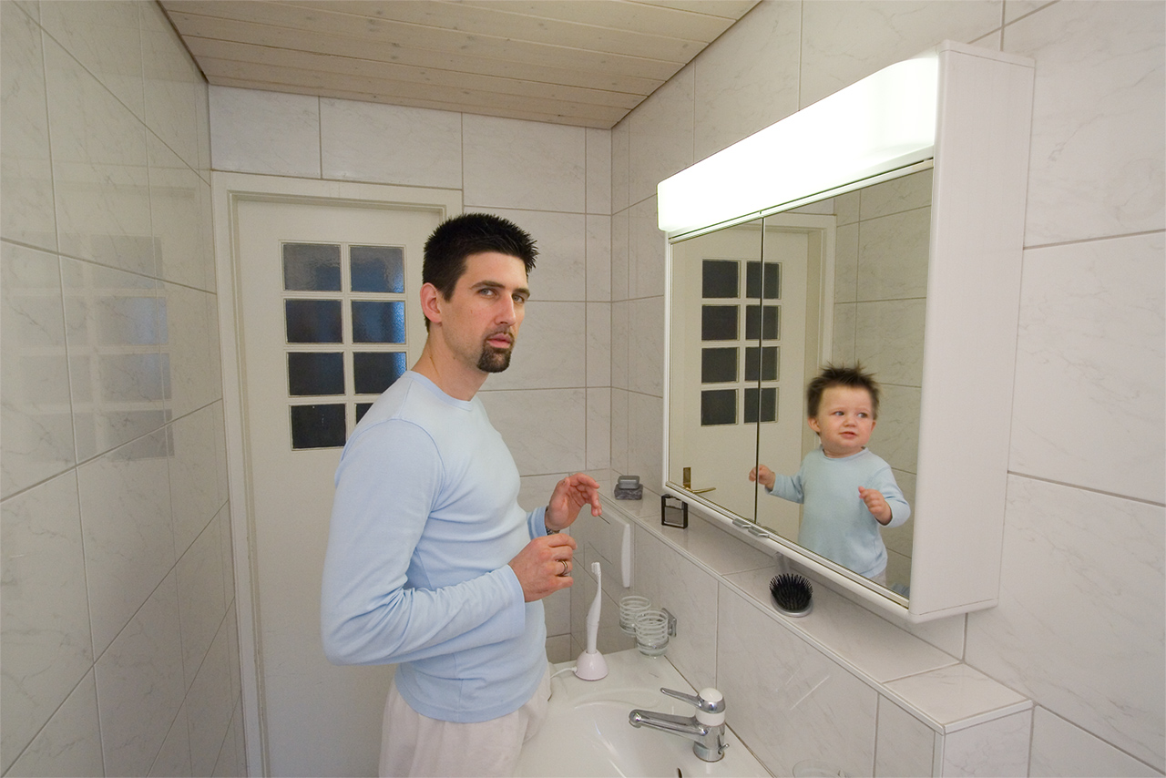 Отражение ребенка в зеркале